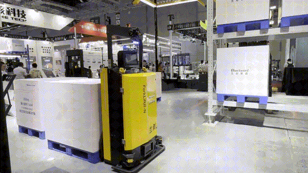 电动堆高叉车AMR举升高低架.gif